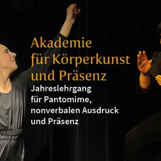 Zwei Personen in einer ausdrucksstarken, nonverbalen Interaktion vor dunklem Hintergrund. Der goldene Schriftzug „Akademie für Körperkunst und Präsenz – Jahreslehrgang für Pantomime, nonverbalen Ausdruck und Präsenz“ hebt sich deutlich ab und unterstreicht die künstlerischen Schwerpunkte des Lehrgangs. Das Bild vermittelt die Intensität und den emotionalen Ausdruck der darstellenden Kunst.