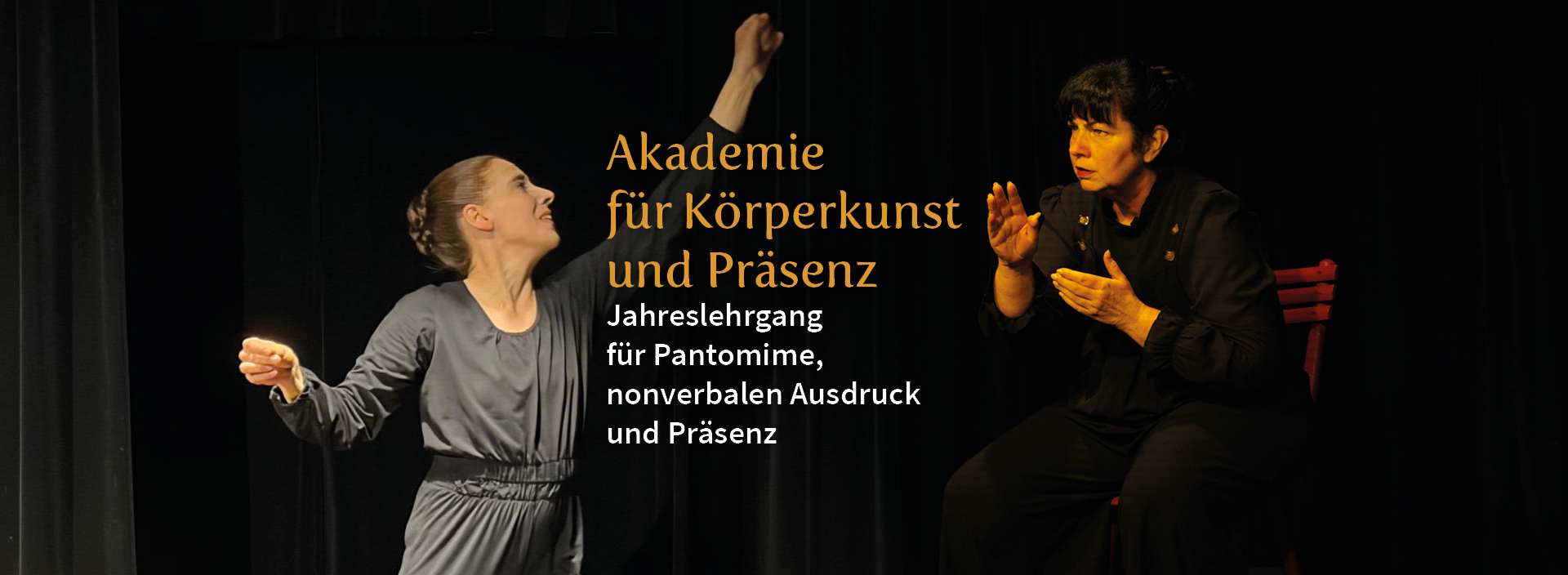 Zwei Personen in einer ausdrucksstarken, nonverbalen Interaktion vor dunklem Hintergrund. Der goldene Schriftzug „Akademie für Körperkunst und Präsenz – Jahreslehrgang für Pantomime, nonverbalen Ausdruck und Präsenz“ hebt sich deutlich ab und unterstreicht die künstlerischen Schwerpunkte des Lehrgangs. Das Bild vermittelt die Intensität und den emotionalen Ausdruck der darstellenden Kunst.