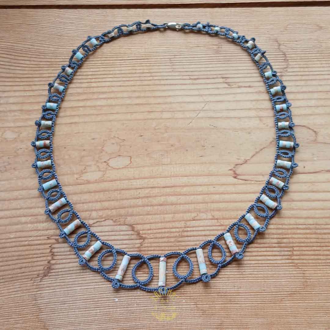 Handgefertigtes Collier in Blaugrau mit Shoushan-Steinen und Sterling-Silber-Verschluss.