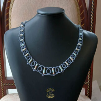 Handgefertigtes Collier in Blaugrau mit Shoushan-Steinen und Sterling-Silber-Verschluss.