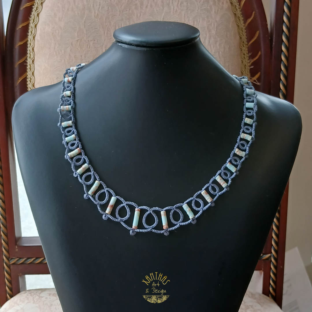 Handgefertigtes Collier in Blaugrau mit Shoushan-Steinen und Sterling-Silber-Verschluss.