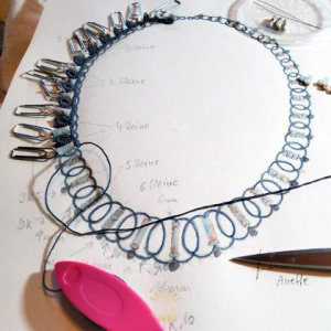 Handgefertigtes Collier in Blaugrau mit Shoushan-Steinen und Sterling-Silber-Verschluss.