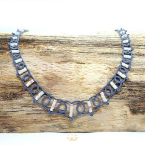 Handgefertigtes Collier in Blaugrau mit Shoushan-Steinen und Sterling-Silber-Verschluss.