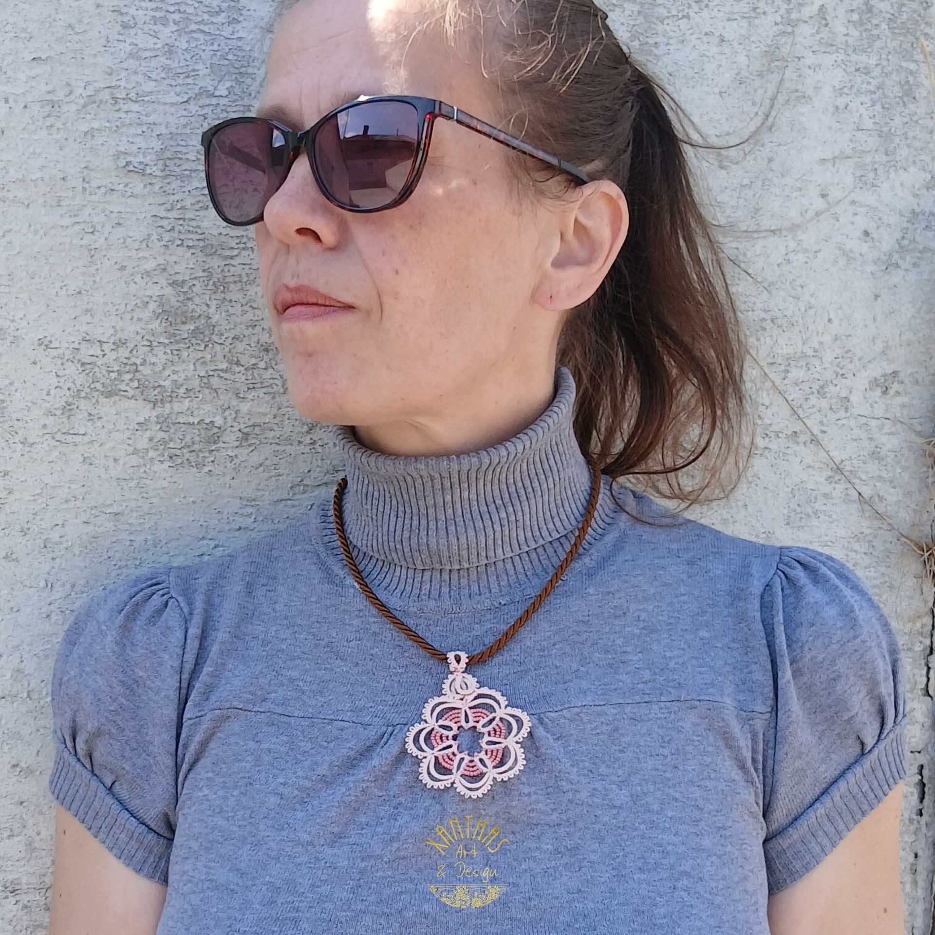 Collier „Ayleen“ aus handgefertigter Frivolitätenspitze in Zartrosa/Lachs mit altrosa Rocailles. Kombiniert mit einer braunen Kordel mit goldfarbenem Magnet-/Bajonette-Verschluss.