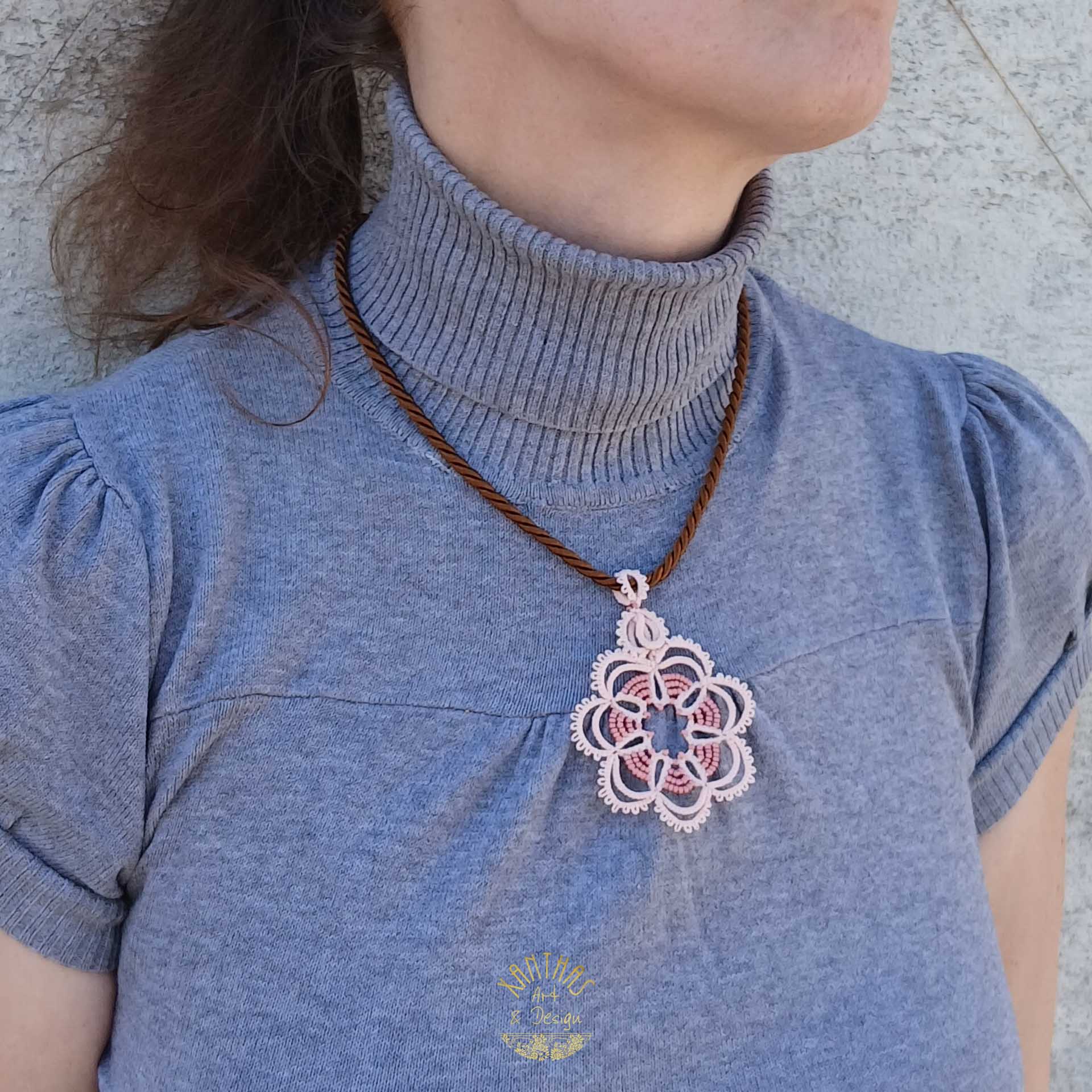 Collier „Ayleen“ aus handgefertigter Frivolitätenspitze in Zartrosa/Lachs mit altrosa Rocailles. Kombiniert mit einer braunen Kordel mit goldfarbenem Magnet-/Bajonette-Verschluss.