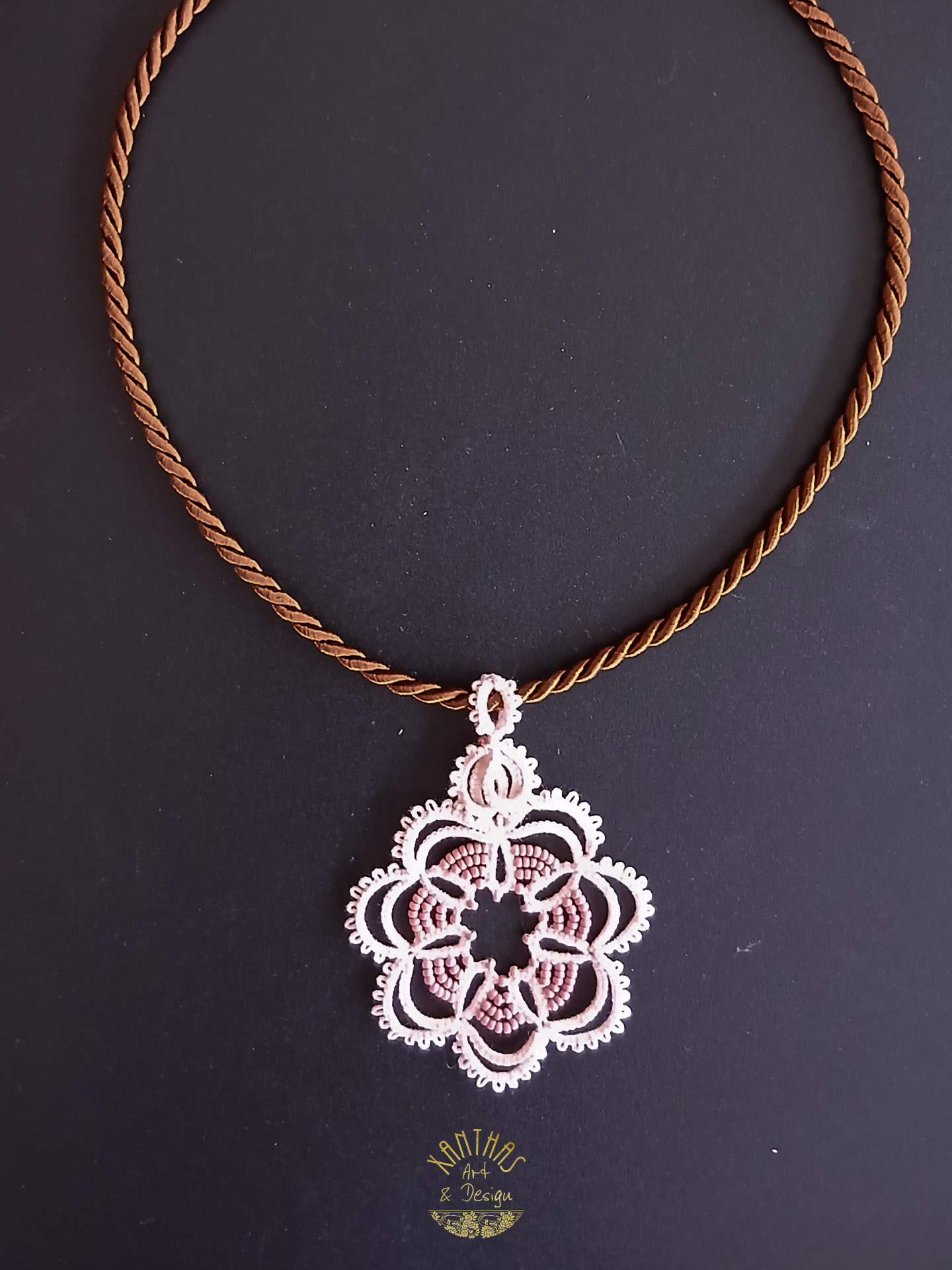 Collier „Ayleen“ aus handgefertigter Frivolitätenspitze in Zartrosa/Lachs mit altrosa Rocailles. Kombiniert mit einer braunen Kordel mit goldfarbenem Magnet-/Bajonette-Verschluss.