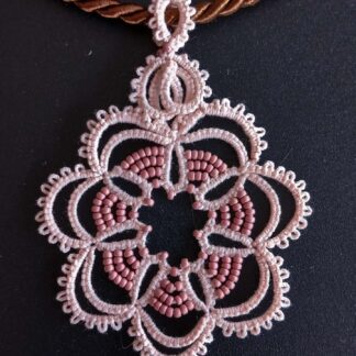 Collier „Ayleen“ aus handgefertigter Frivolitätenspitze in Zartrosa/Lachs mit altrosa Rocailles. Kombiniert mit einer braunen Kordel mit goldfarbenem Magnet-/Bajonette-Verschluss.