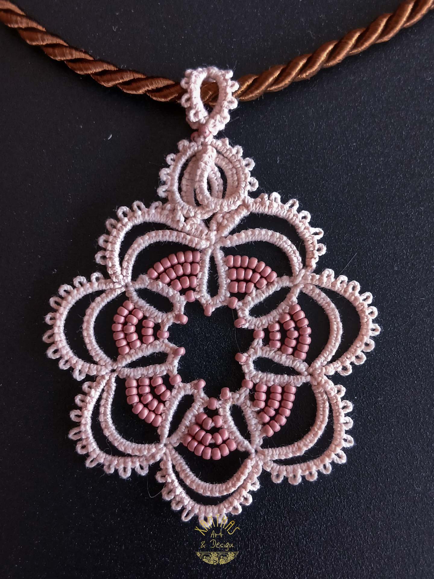 Collier „Ayleen“ aus handgefertigter Frivolitätenspitze in Zartrosa/Lachs mit altrosa Rocailles. Kombiniert mit einer braunen Kordel mit goldfarbenem Magnet-/Bajonette-Verschluss.