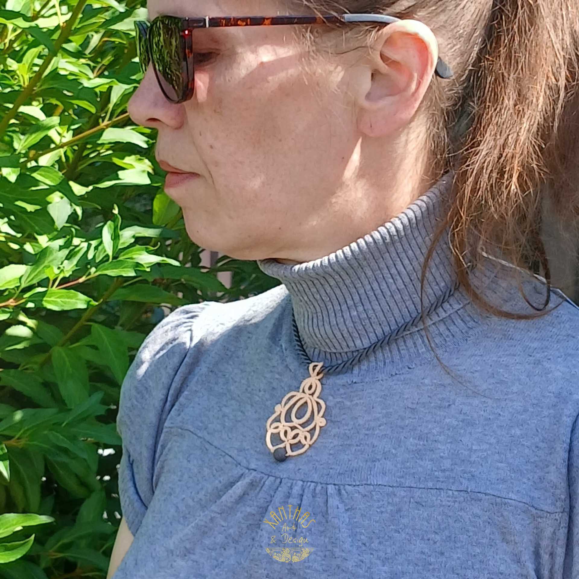 Collier „Loreen“ aus handgefertigter Frivolitätenspitze in Pfirsichfarbe mit grauer Halbedelsteinperle und goldfarbigen Rocailles. Kombiniert mit einer grauen Kordel mit goldfarbenem Magnet-/Bajonette-Verschluss.