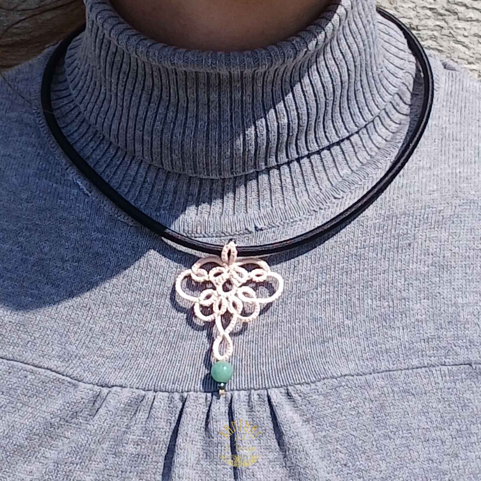 Collier „Patricia“ aus handgefertigter Frivolitätenspitze in Zartrosa/Lachs mit grüner Halbedelsteinperle, Hämatitperlen und goldfarbigem Rocaille. Kombiniert mit einer schwarzen Textilhalskette mit silberfarbenem Karabinerverschluss und Verlängerungskette.