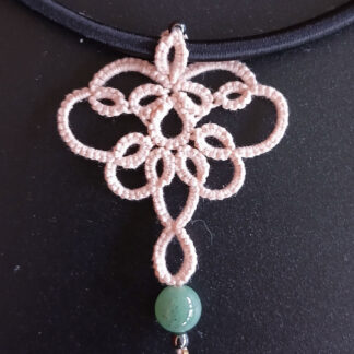 Collier „Patricia“ aus handgefertigter Frivolitätenspitze in Zartrosa/Lachs mit grüner Halbedelsteinperle, Hämatitperlen und goldfarbigem Rocaille. Kombiniert mit einer schwarzen Textilhalskette mit silberfarbenem Karabinerverschluss und Verlängerungskette.