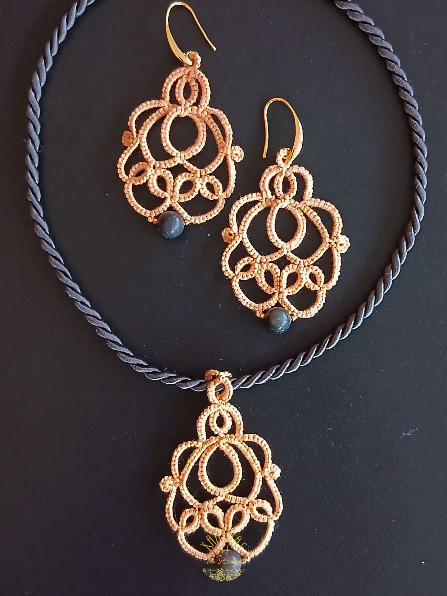 Collier „Loreen“ aus handgefertigter Frivolitätenspitze in Pfirsichfarbe mit grauer Halbedelsteinperle und goldfarbigen Rocailles. Kombiniert mit einer grauen Kordel mit goldfarbenem Magnet-/Bajonette-Verschluss.