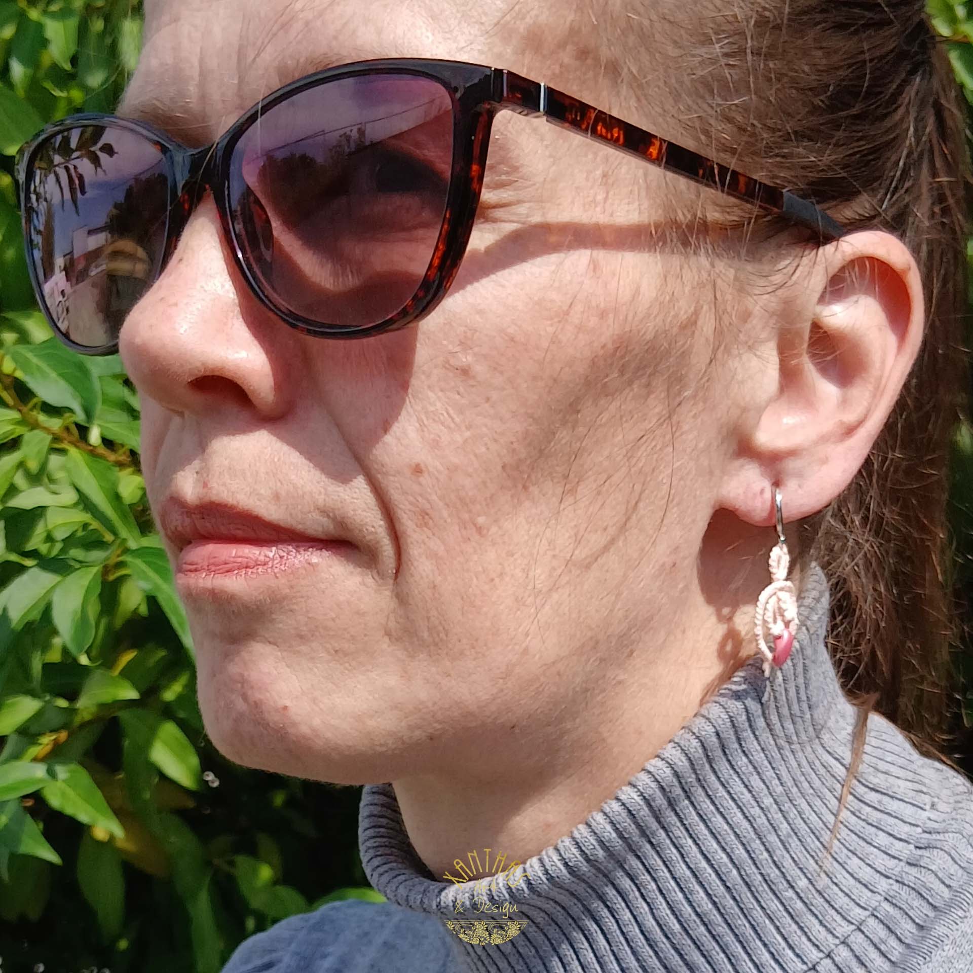 Handgefertigte Ohrringe in Zartrosa mit rot-ton-farbigem Glastropfen und silber-farbigem Clip-On-Creolen.