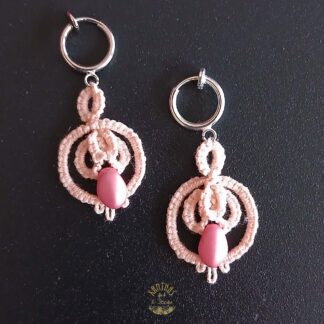 Handgefertigte Ohrringe in Zartrosa mit rot-ton-farbigem Glastropfen und silber-farbigem Clip-On-Creolen.