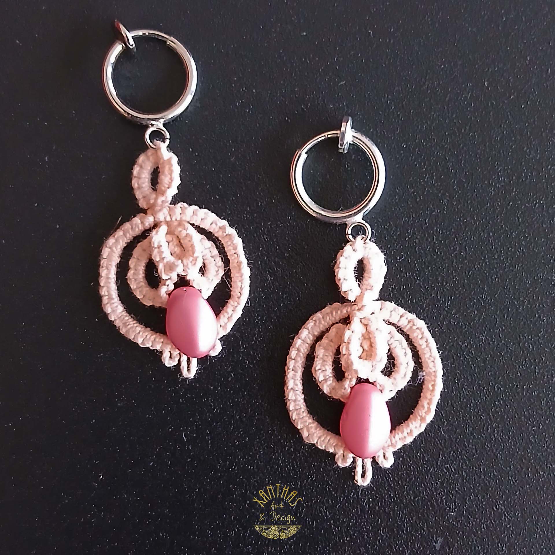 Handgefertigte Ohrringe in Zartrosa mit rot-ton-farbigem Glastropfen und silber-farbigem Clip-On-Creolen.