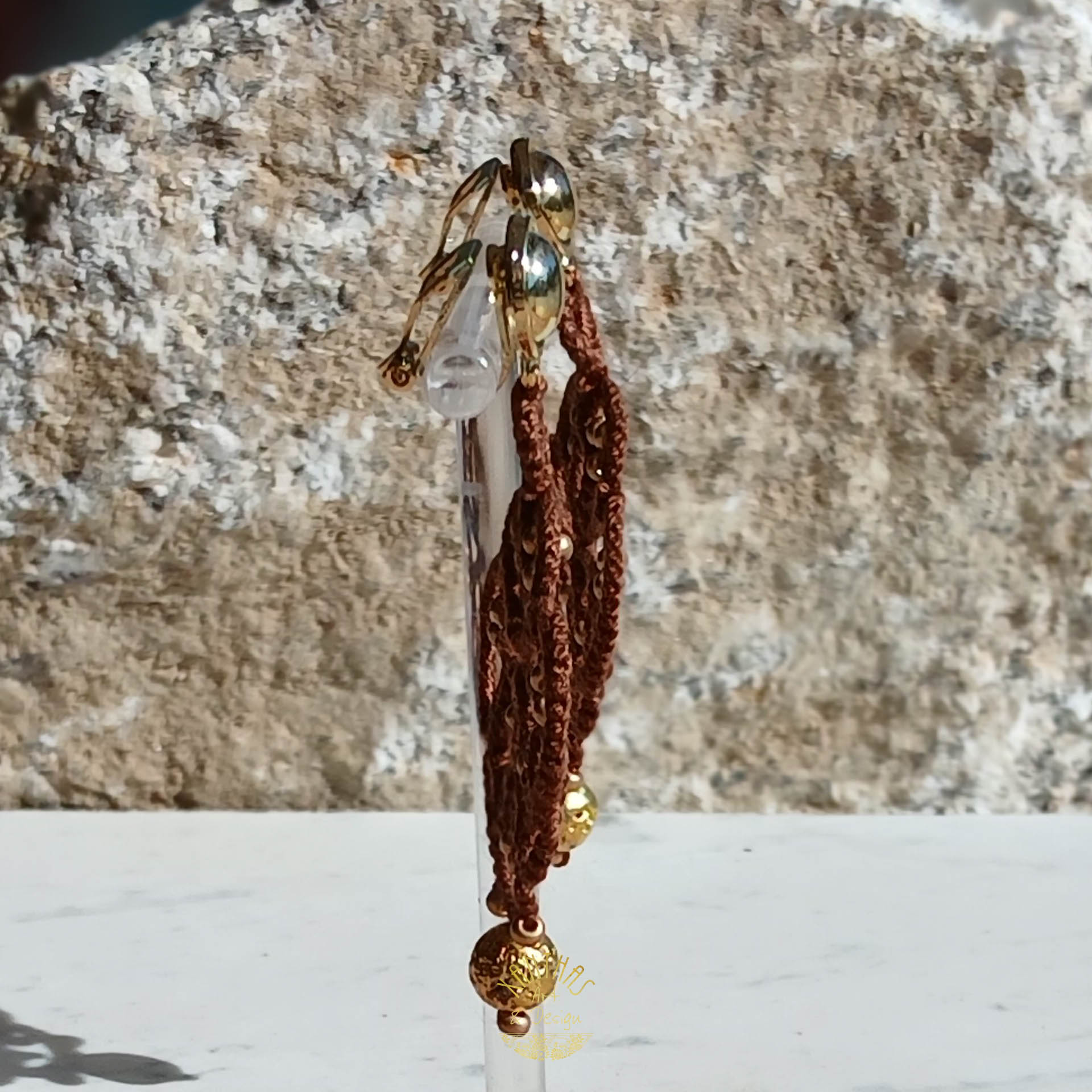 Ohrclips „Amandine“ aus handgefertigter Frivolitätenspitze in Dunkelbraun mit gold bedampften Rocailles und gold galvanisierten Lavaperlen. Die Ohrclipspatente sind aus goldfarbigem Metall.