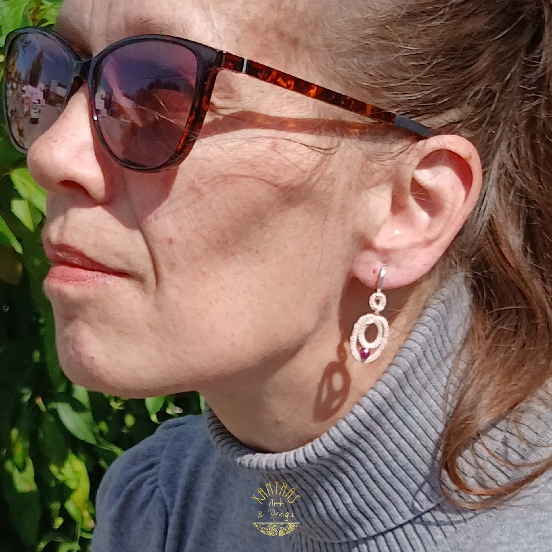 Handgefertigte Clip-On-Ohrringe in zartem Rosa mit magenta Perlen und silbernen Metallteilen. Geeignet für Personen ohne Ohrlöcher.