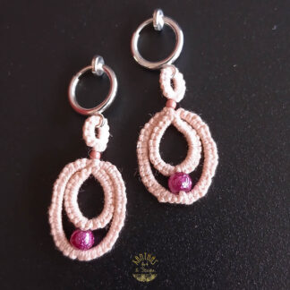 Handgefertigte Clip-On-Ohrringe in zartem Rosa mit magenta Perlen und silbernen Metallteilen. Geeignet für Personen ohne Ohrlöcher.