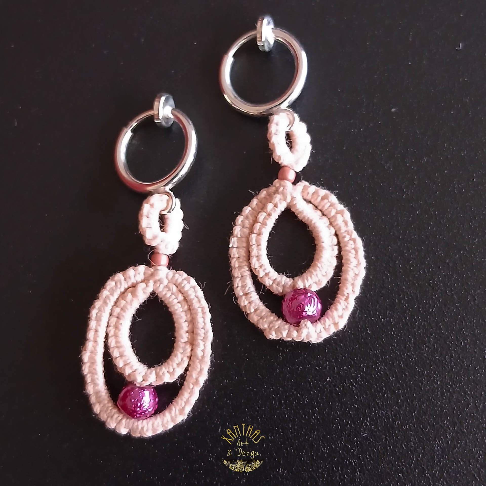Handgefertigte Clip-On-Ohrringe in zartem Rosa mit magenta Perlen und silbernen Metallteilen. Geeignet für Personen ohne Ohrlöcher.