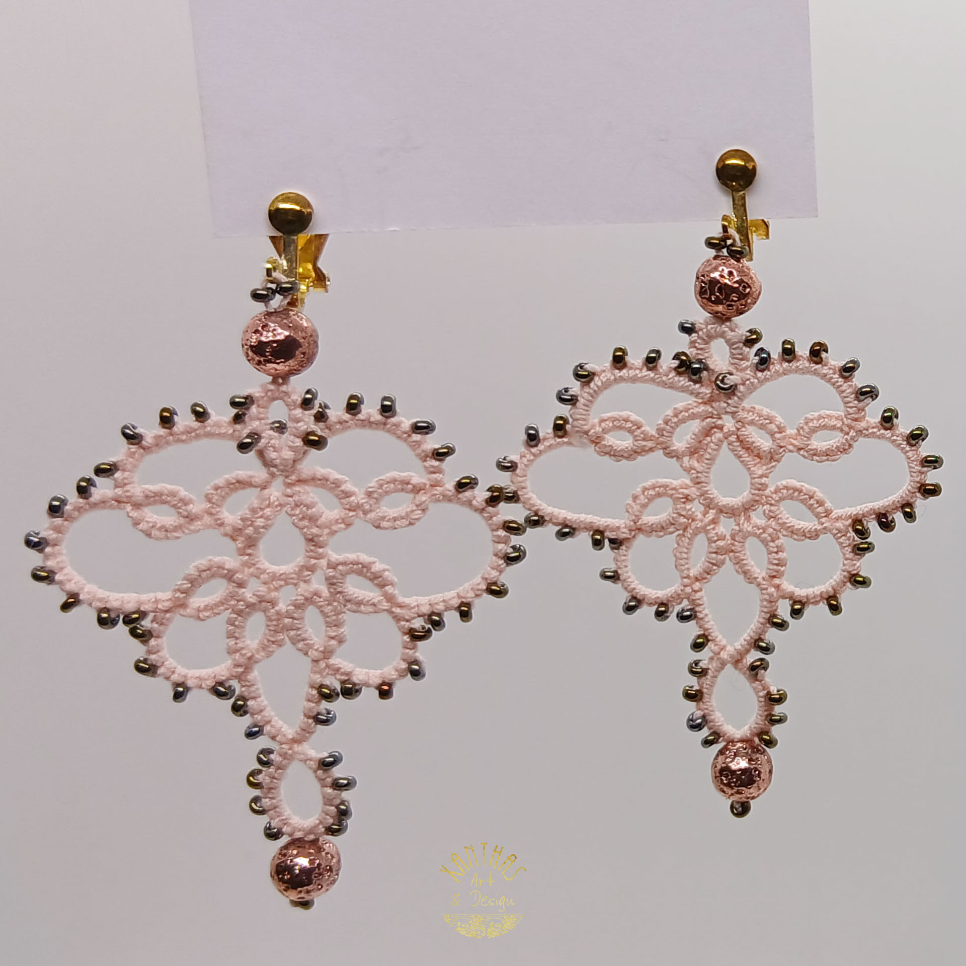 Handgefertigte Ohrclips in Lachsfarbe mit roségold Lavaperlen, bronze-farbenen Rocailles und gold-farbig galvanisierten Clip-Patenten.