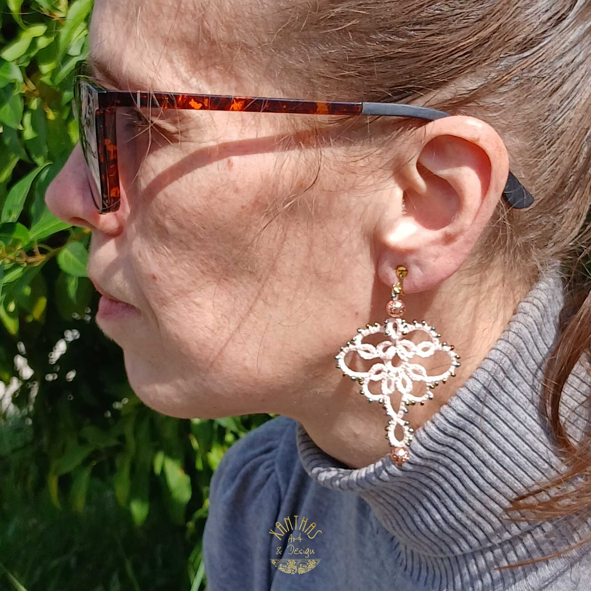 Handgefertigte Ohrclips in Lachsfarbe mit roségold Lavaperlen, bronze-farbenen Rocailles und gold-farbig galvanisierten Clip-Patenten.