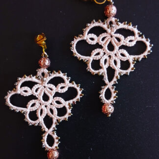Handgefertigte Ohrclips in Lachsfarbe mit roségold Lavaperlen, bronze-farbenen Rocailles und gold-farbig galvanisierten Clip-Patenten.