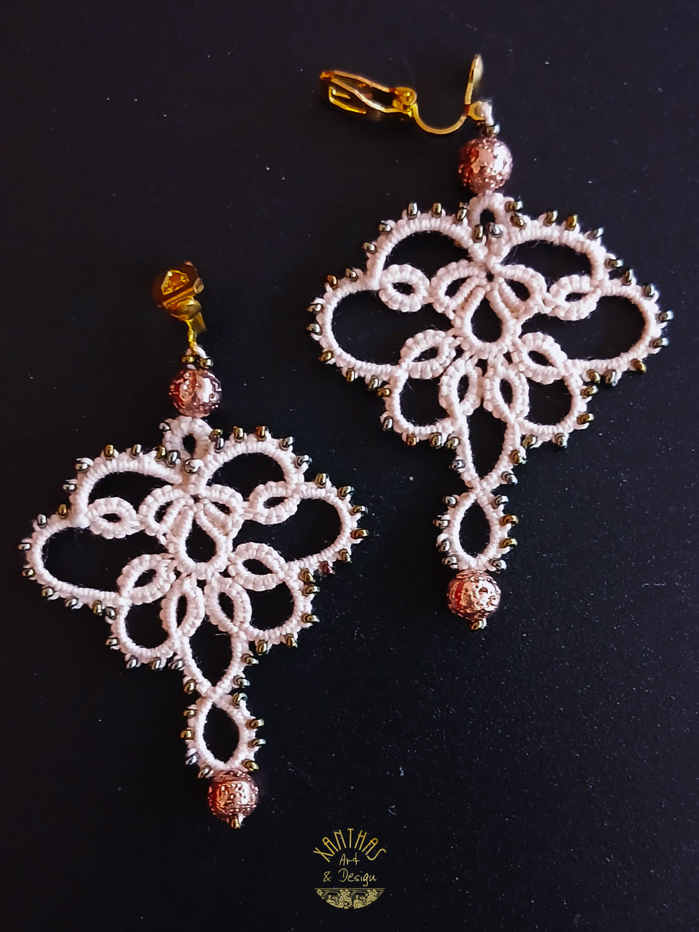 Handgefertigte Ohrclips in Lachsfarbe mit roségold Lavaperlen, bronze-farbenen Rocailles und gold-farbig galvanisierten Clip-Patenten.