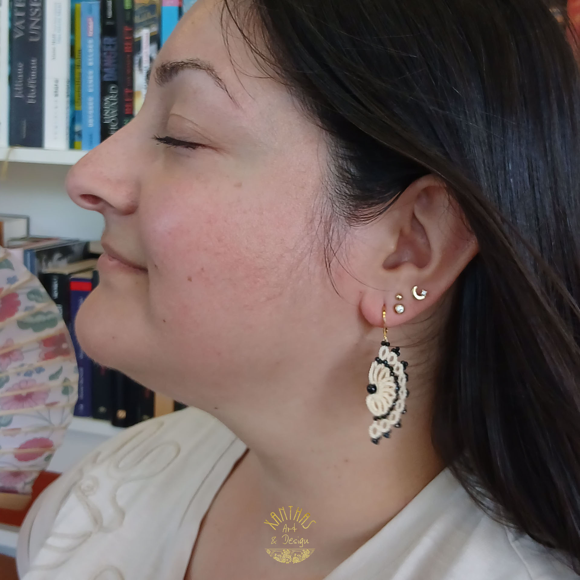 Ohrhänger „Clio“ aus handgefertigter Frivolitätenspitze in Bananengelb mit halbmondförmigem Design, Onyx-Perle in der Mitte und winzigen, facettierten Spinellperlen. Die Brisuren sind aus goldfarbigem, hypoallergenem Edelstahl.