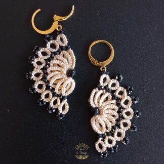 Ohrhänger „Clio“ aus handgefertigter Frivolitätenspitze in Bananengelb mit halbmondförmigem Design, Onyx-Perle in der Mitte und winzigen, facettierten Spinellperlen. Die Brisuren sind aus goldfarbigem, hypoallergenem Edelstahl.