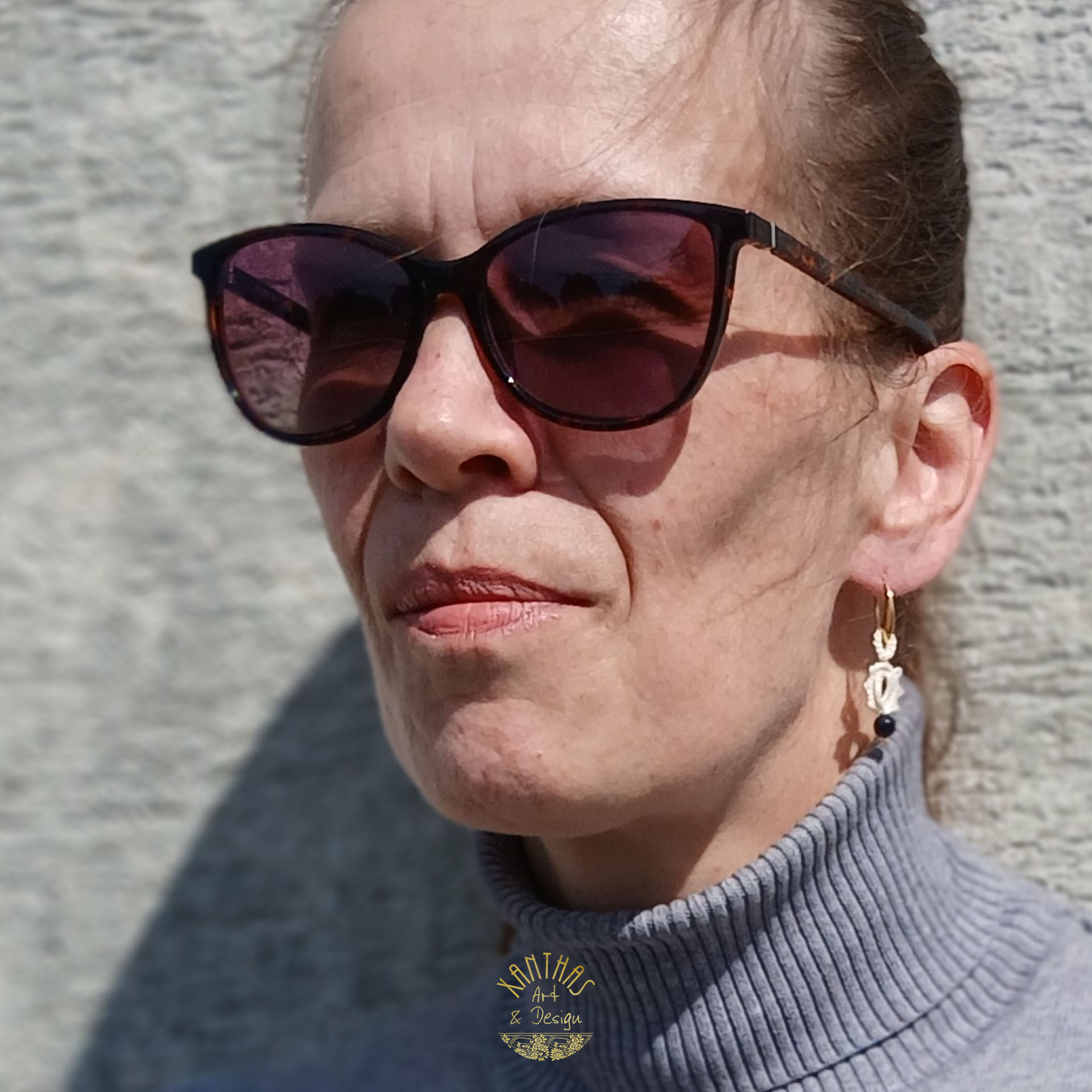 Ohrhänger „Lina“ aus handgefertigter Frivolitätenspitze in Bananengelb mit Blauflussperle und goldfarbigem Rocaille am unteren Ende. Die französischen Ohrhaken sind aus 18 kt vergoldetem Messing.
