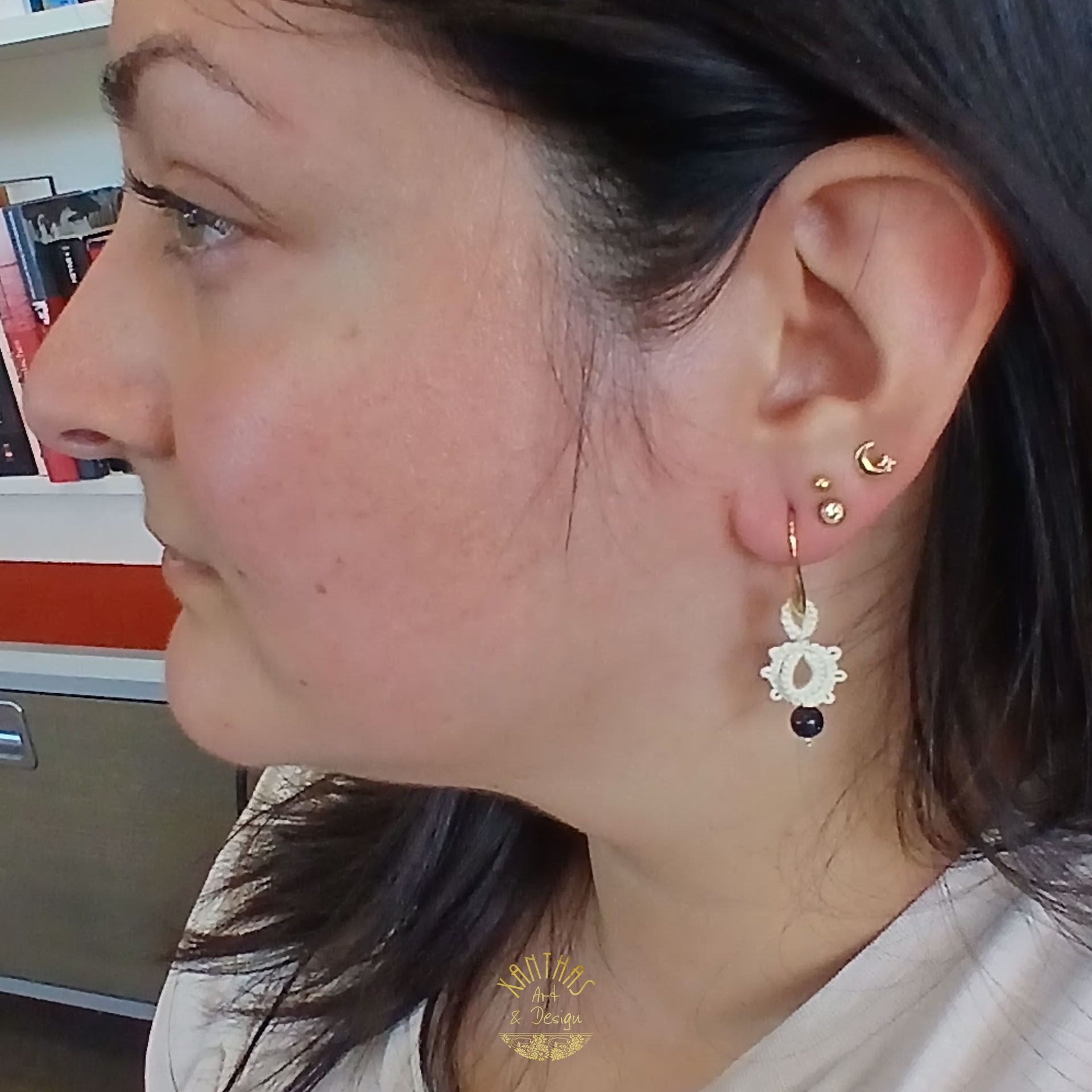 Ohrhänger „Lina“ aus handgefertigter Frivolitätenspitze in Bananengelb mit Blauflussperle und goldfarbigem Rocaille am unteren Ende. Die französischen Ohrhaken sind aus 18 kt vergoldetem Messing.