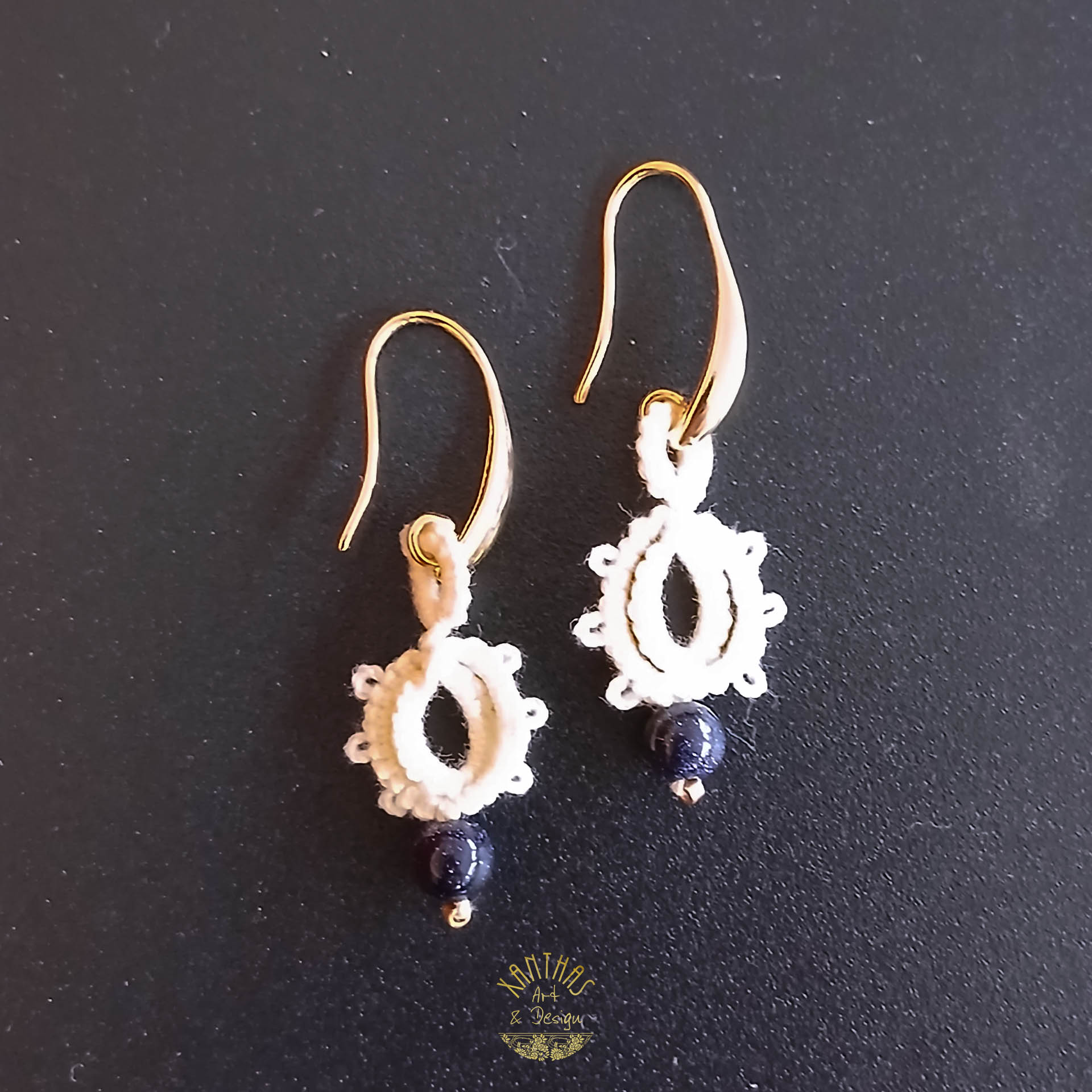 Ohrhänger „Lina“ aus handgefertigter Frivolitätenspitze in Bananengelb mit Blauflussperle und goldfarbigem Rocaille am unteren Ende. Die französischen Ohrhaken sind aus 18 kt vergoldetem Messing.