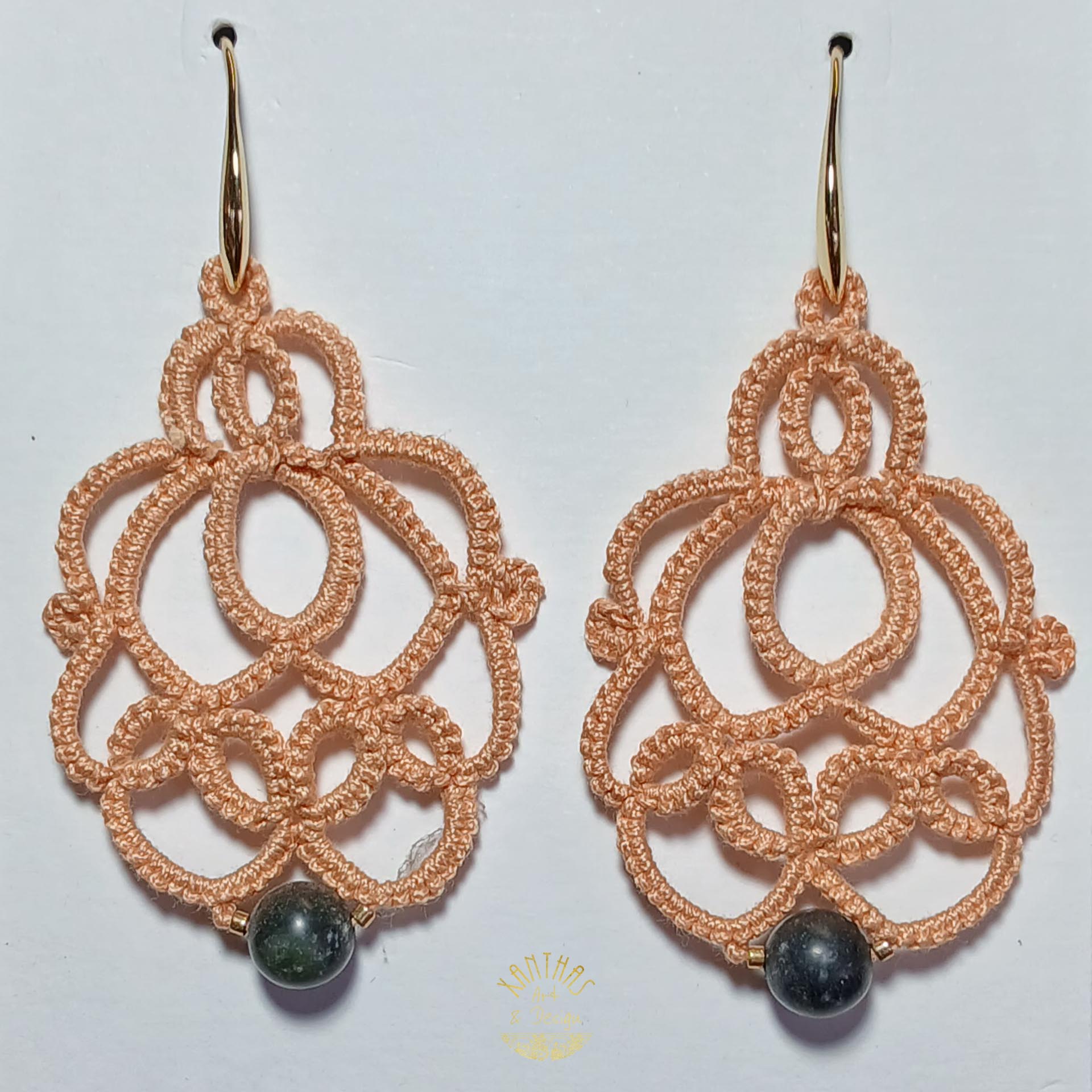 Ohrhänger „Loreen“ aus handgefertigter Frivolitätenspitze in Pfirsichfarbe mit grauer Halbedelsteinperle und goldfarbigen Rocailles. Die französischen Ohrhaken sind aus 18 kt vergoldetem Messing.