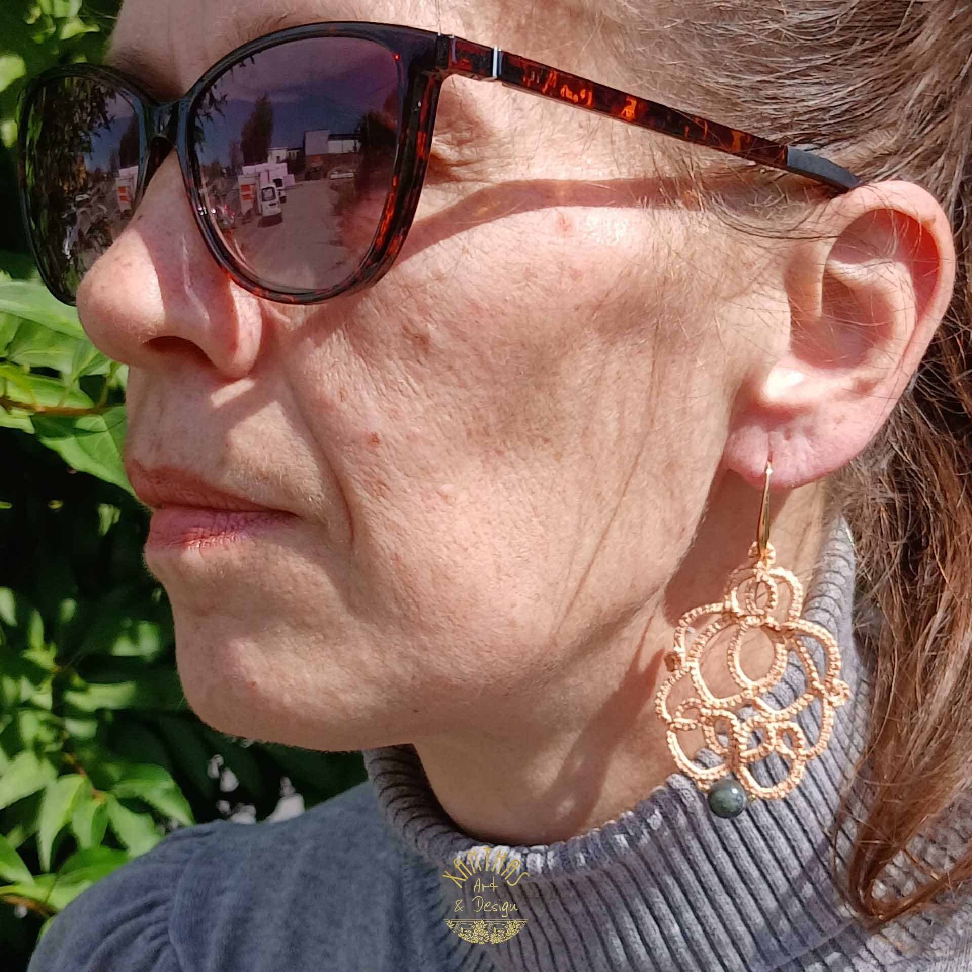 Ohrhänger „Loreen“ aus handgefertigter Frivolitätenspitze in Pfirsichfarbe mit grauer Halbedelsteinperle und goldfarbigen Rocailles. Die französischen Ohrhaken sind aus 18 kt vergoldetem Messing.