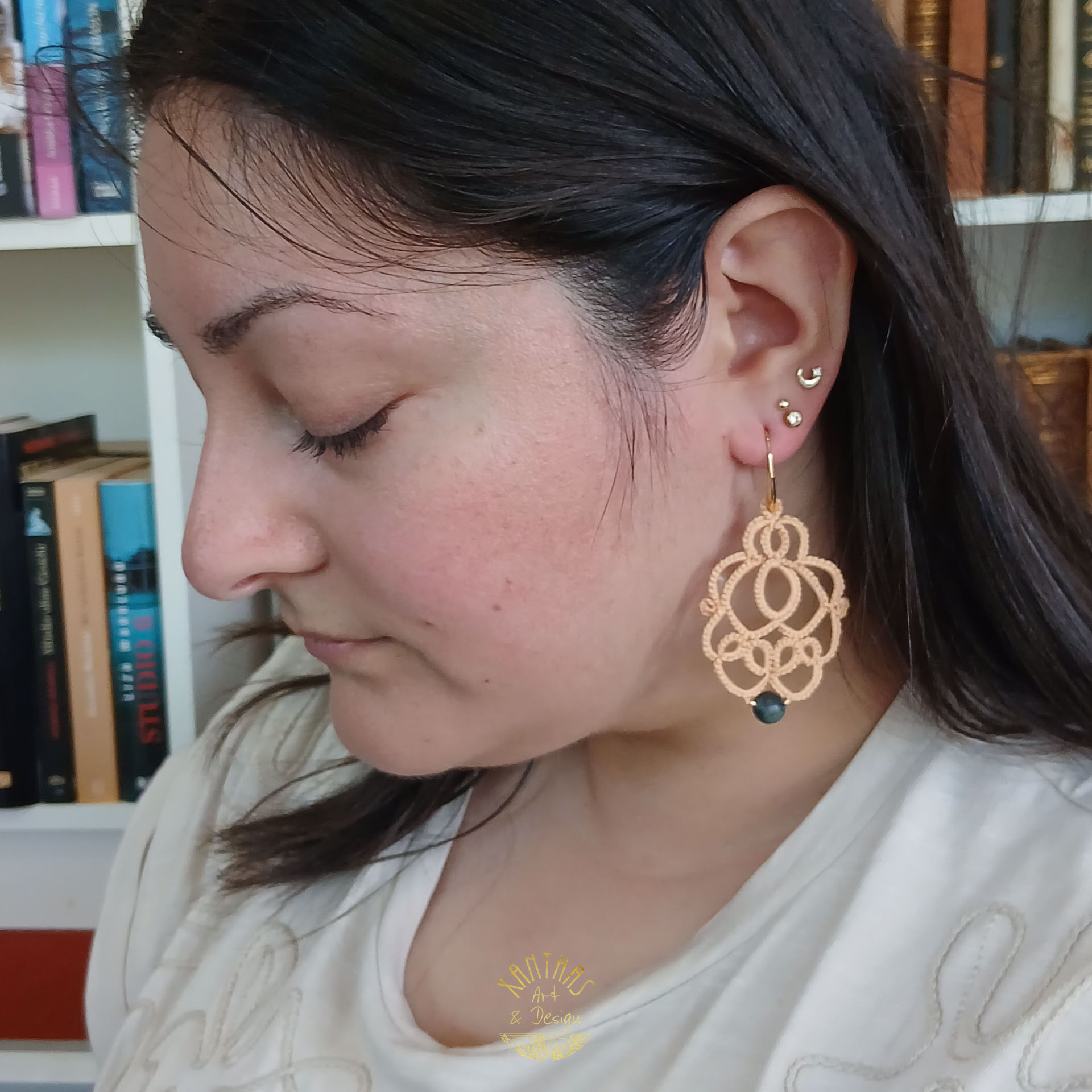 Ohrhänger „Loreen“ aus handgefertigter Frivolitätenspitze in Pfirsichfarbe mit grauer Halbedelsteinperle und goldfarbigen Rocailles. Die französischen Ohrhaken sind aus 18 kt vergoldetem Messing.
