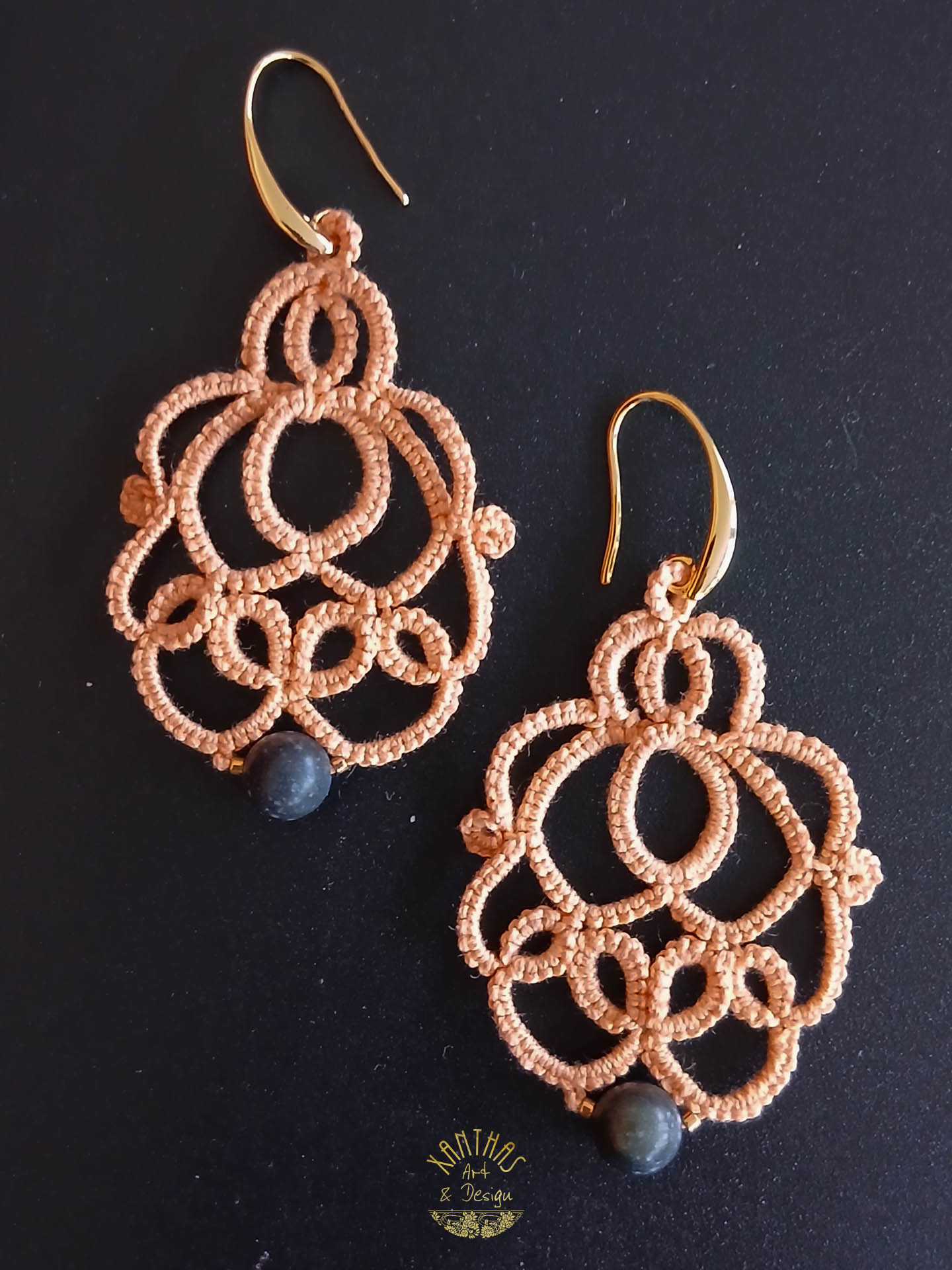 Ohrhänger „Loreen“ aus handgefertigter Frivolitätenspitze in Pfirsichfarbe mit grauer Halbedelsteinperle und goldfarbigen Rocailles. Die französischen Ohrhaken sind aus 18 kt vergoldetem Messing.