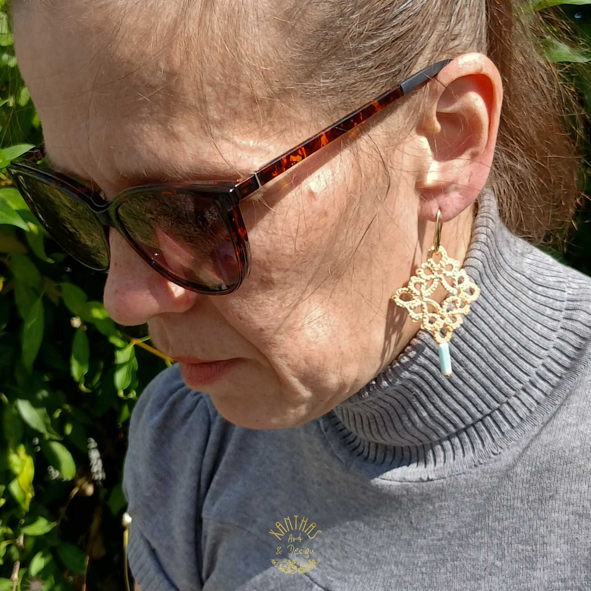 Ohrhänger Loretta mit Shoushan-Walze aus Frivolitätenarbeit, floral-quadratisch, diamantenförmig, mit Shoushan und gold-fbg. Rocailles, Ohrhaken 18k verg.