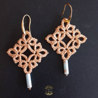 Ohrhänger Loretta mit Shoushan-Walze aus Frivolitätenarbeit, floral-quadratisch, diamantenförmig, mit Shoushan und gold-fbg. Rocailles, Ohrhaken 18k verg.