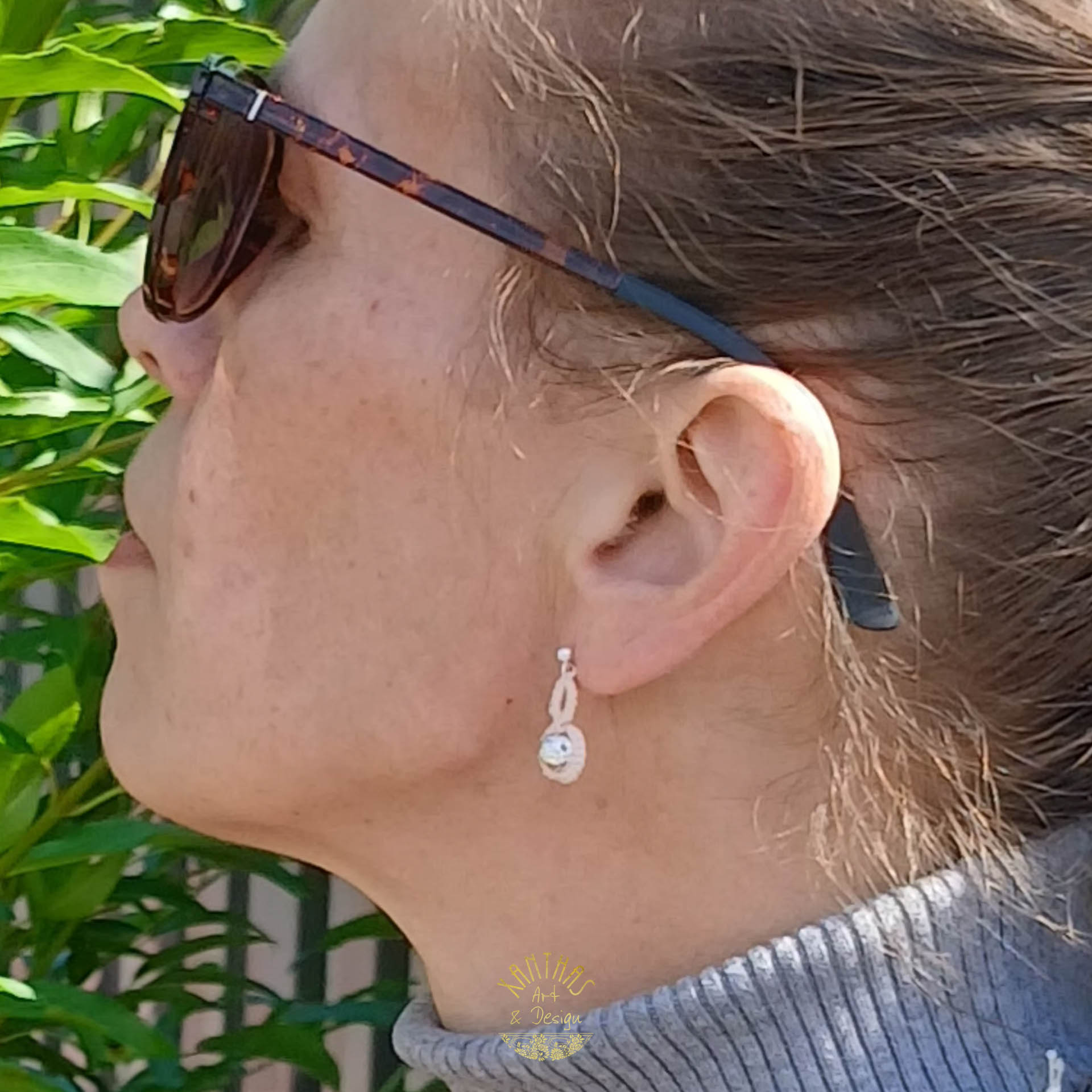 Handgefertigte Ohrstecker „Adriana“ aus zartrosa/lachsfarbigem Baumwollgarn in Frivolitätenarbeit (Schiffchenspitze). Hauptmerkmal ist die silber galvanisierte Lavaperle, die mit Schiffchenspitze umarbeitet ist. Die Ohrstecker sind aus 925 Sterling Silber.