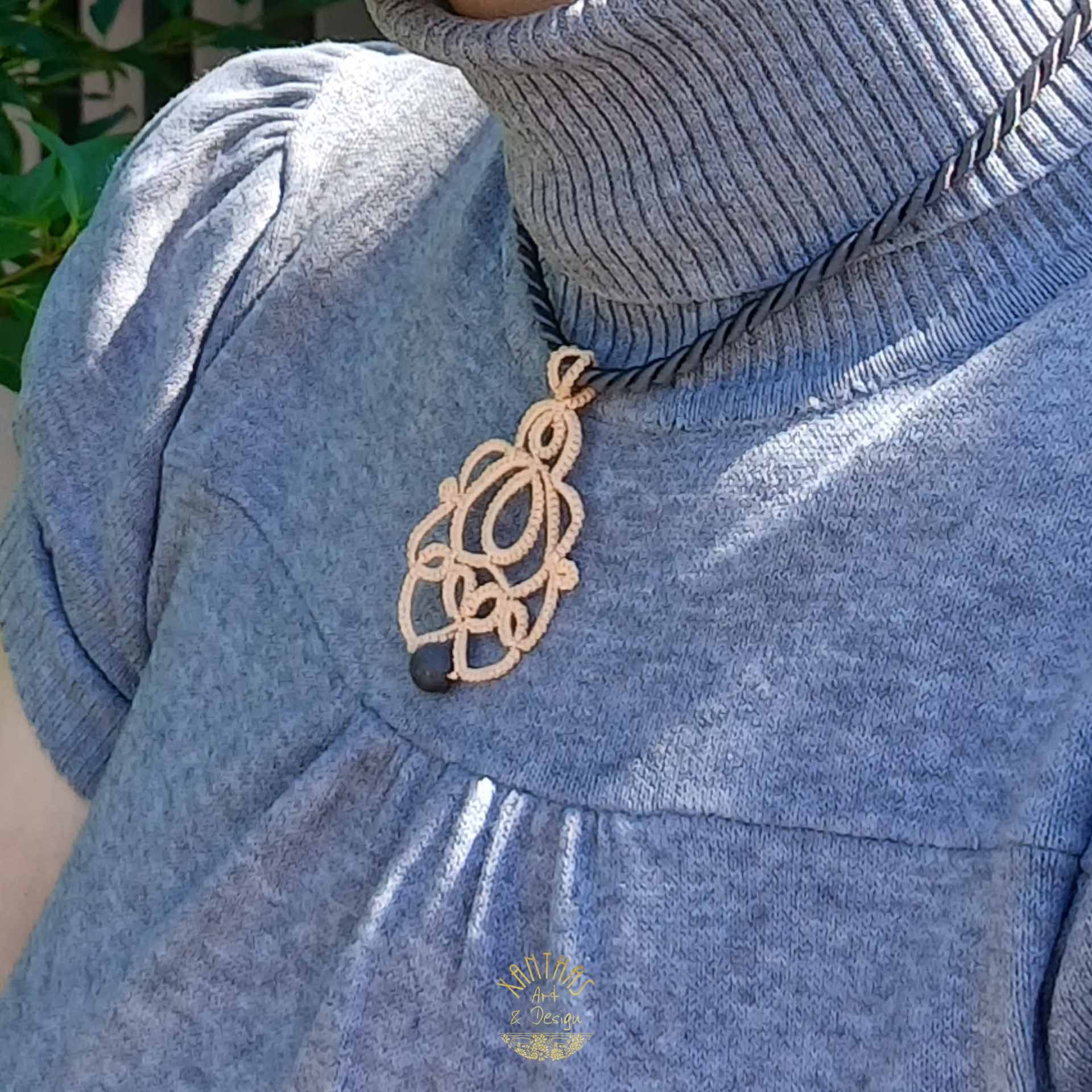 Collier „Loreen“ aus handgefertigter Frivolitätenspitze in Pfirsichfarbe mit grauer Halbedelsteinperle und goldfarbigen Rocailles. Kombiniert mit einer grauen Kordel mit goldfarbenem Magnet-/Bajonette-Verschluss.