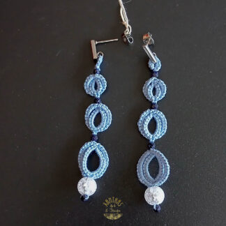 Handgefertigte Ohrstecker in Blau aus ovalen Ringen, Bergkristall, Blauflussperlen und hypoallergenem Edelstahl.