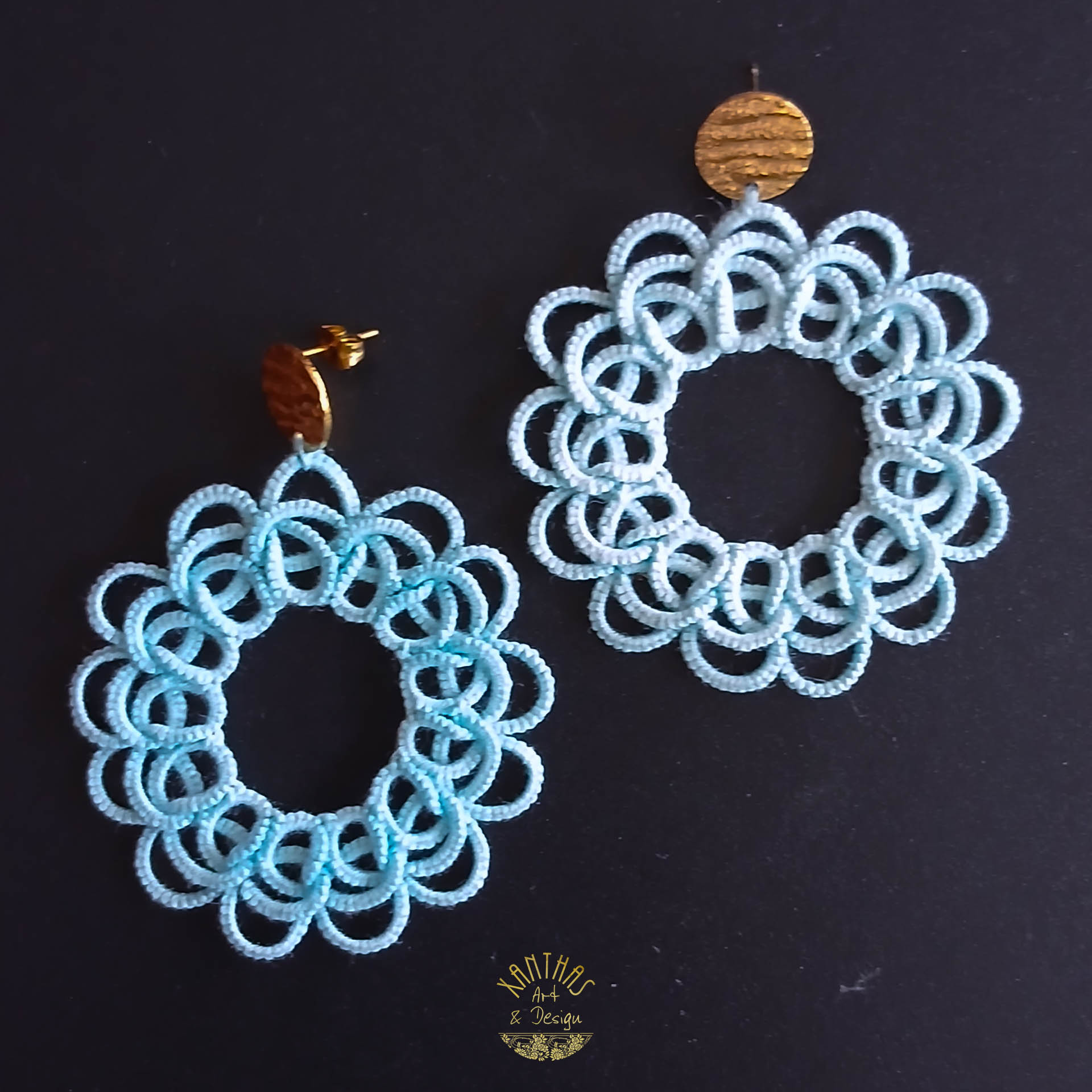 Handgefertigte Ohrstecker in Cyan mit gold-farbigem, hypoallergenem Edelstahl.