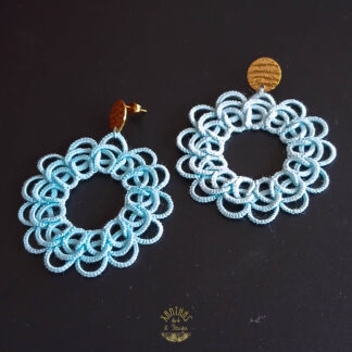 Handgefertigte Ohrstecker in Cyan mit gold-farbigem, hypoallergenem Edelstahl.