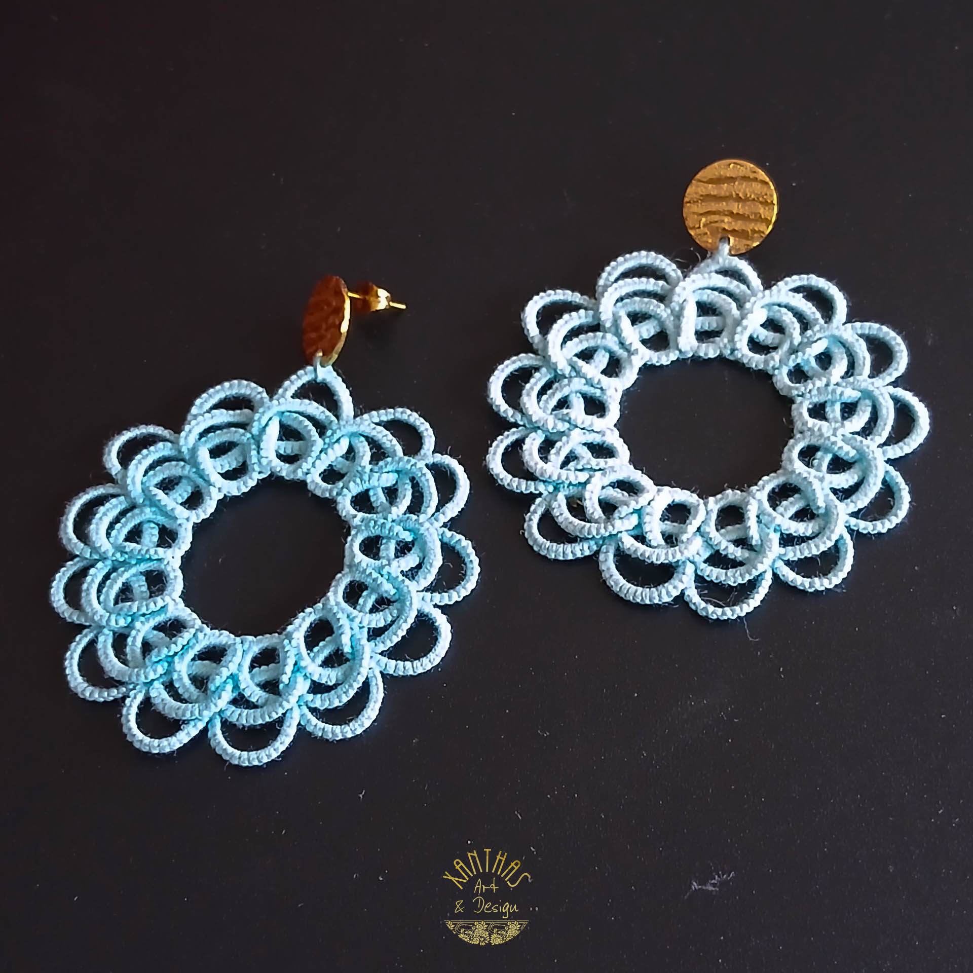Handgefertigte Ohrstecker in Cyan mit gold-farbigem, hypoallergenem Edelstahl.