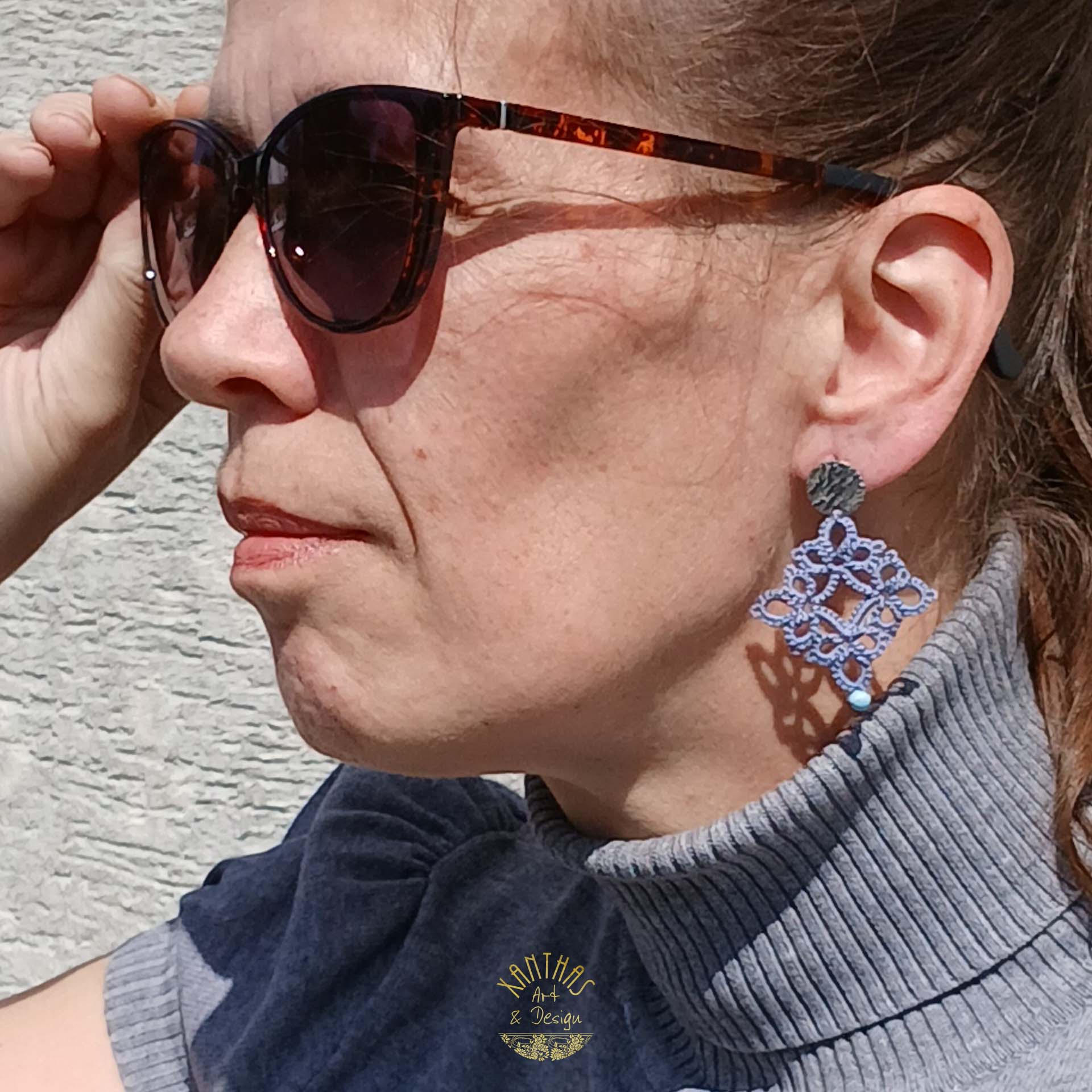 Ohrstecker „Lauretta“ aus handgefertigter Frivolitätenspitze in dunkelgrau mit Howlith-Türkis als Akzent und hypoallergenen Edelstahl-Patenten.