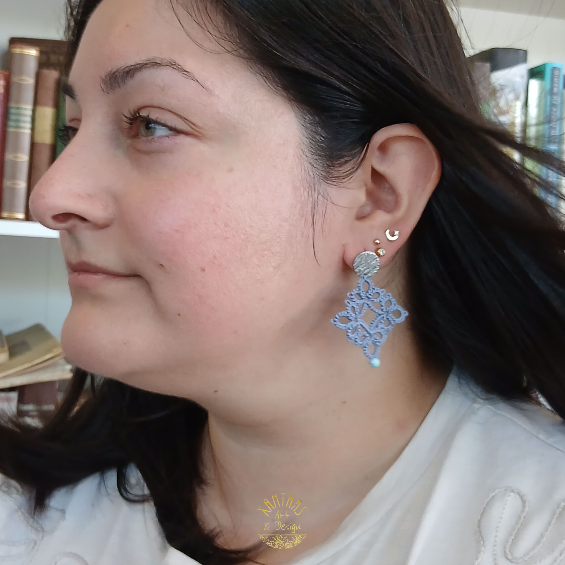 Ohrstecker „Lauretta“ aus handgefertigter Frivolitätenspitze in dunkelgrau mit Howlith-Türkis als Akzent und hypoallergenen Edelstahl-Patenten.